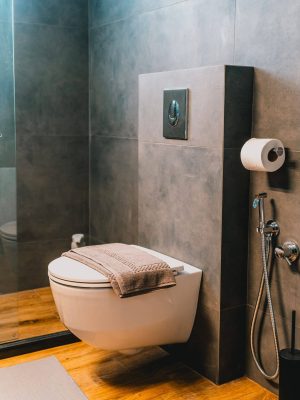 Luxury bathroom with walk-in shower and washing machine for guest use. Charys Premium Home.