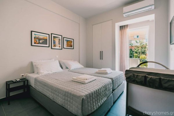 Spacious secondary bedroom with TV and view in the garden. A crib can be added upon request. Charys Premium Home