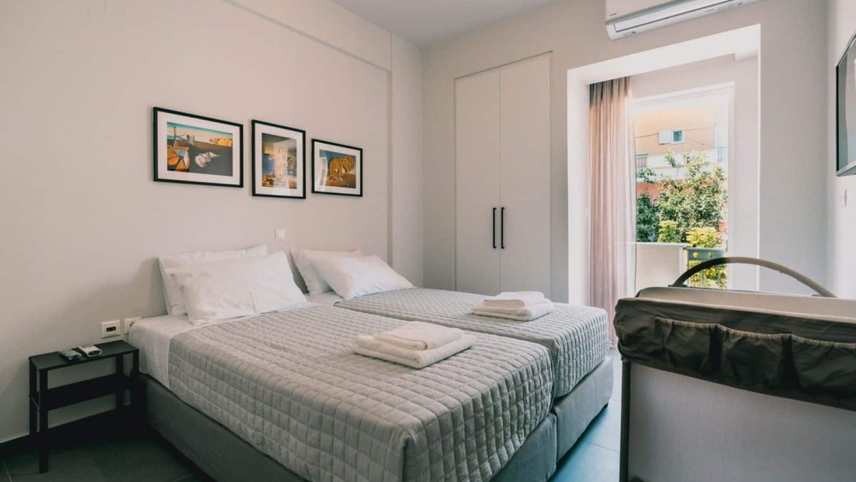 Spacious secondary bedroom with TV and view in the garden. A crib can be added upon request. Charys Premium Home