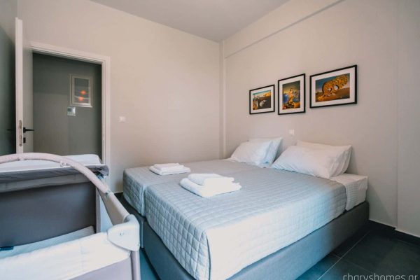 Spacious secondary bedroom with TV and view in the garden. A crib can be added upon request. Charys Premium Home